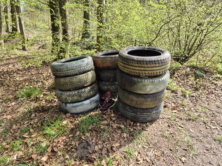 POL-WHV: Illegale Abfallentsorgung im Neuenburger Forst