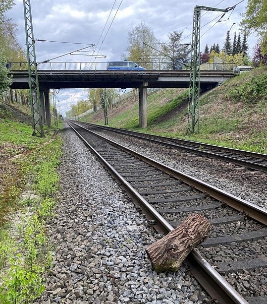BPOL-HB: Zwei Züge beschädigt: Baumstamm und Ziegelsteine auf Bahngleise gelegt