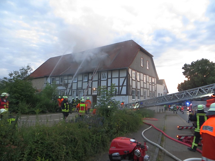 POL-HM: Wohnungsbrand in Eimbeckhausen - Einsatzkräfte finden Leiche