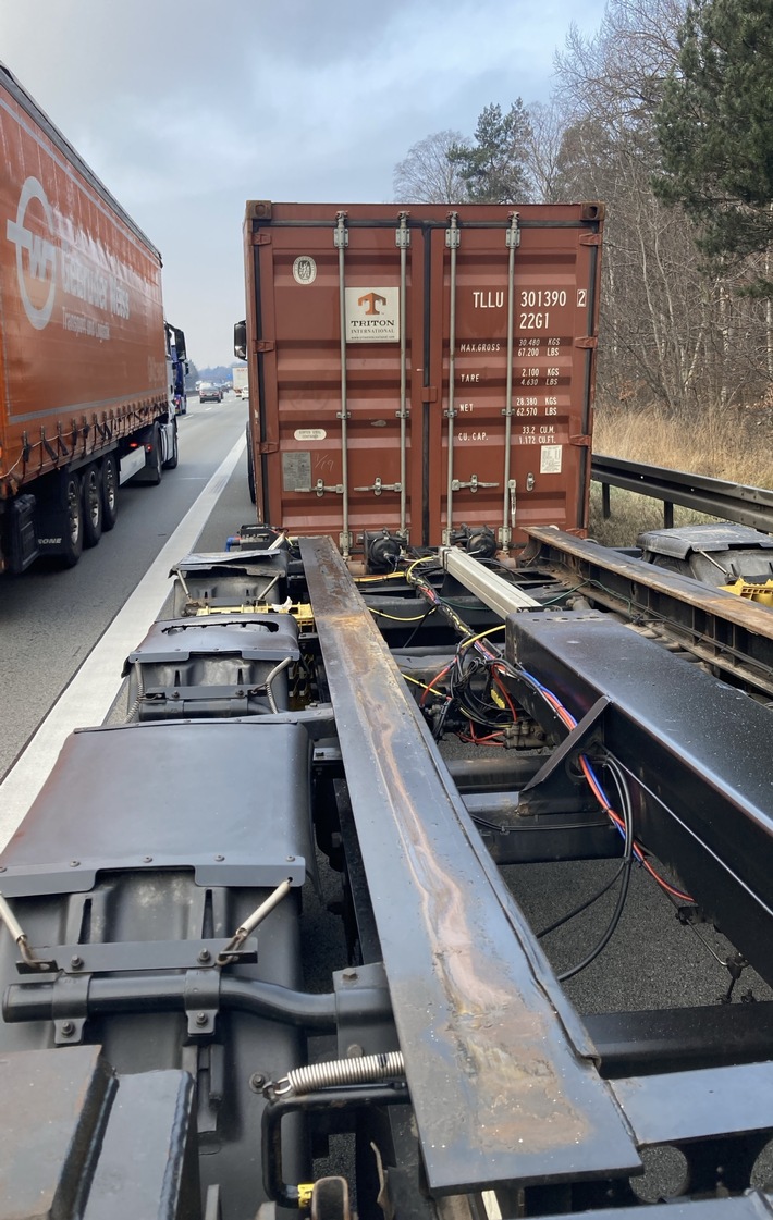 POL-OF: Jugendliche beschädigten Wahlplakat: Zeugensuche!; Verkehrsbeeinträchtigungen wegen Pannen-LKW: Überseecontainer auf Seitenstreifen; Vier Männer erbeuteten Bargeld und mehr