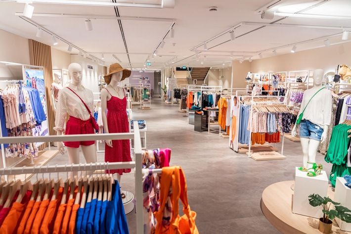 LASCANA eröffnet ersten Fashion Store in Köln