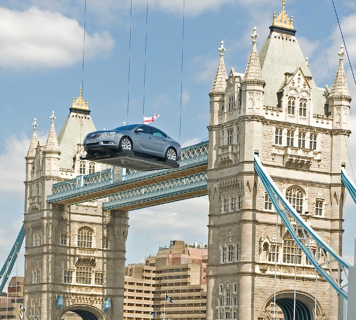 Neuer Opel Insignia landet spektakulär in London