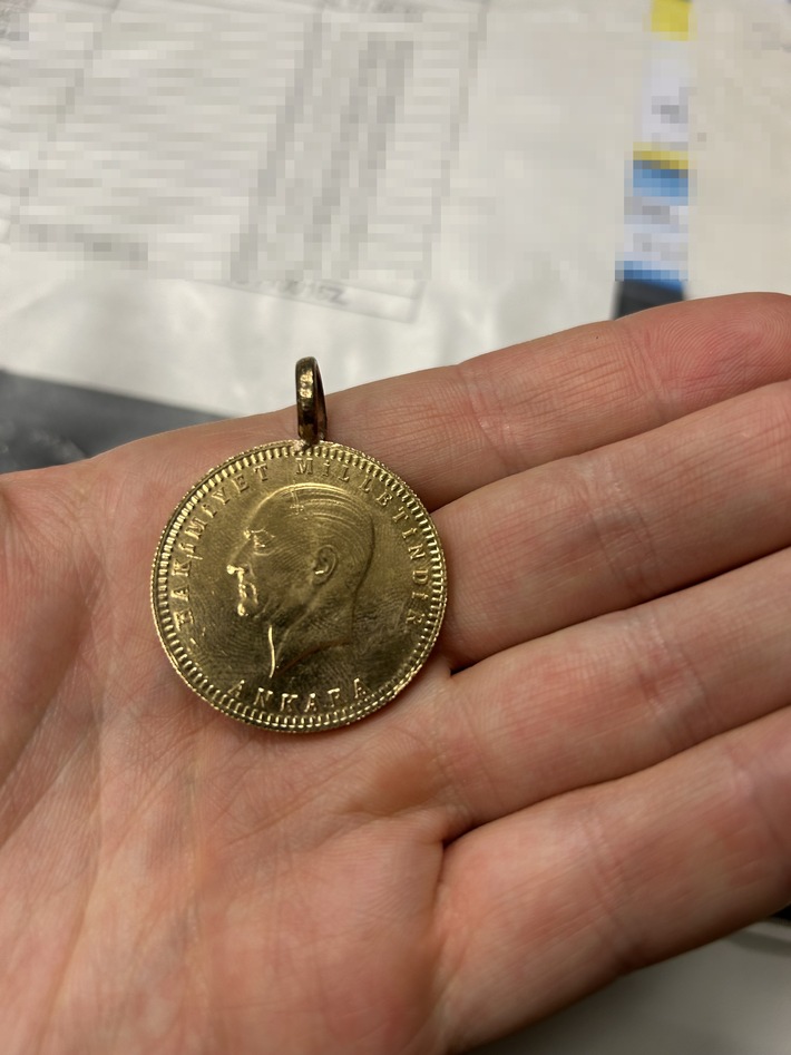 HZA-BI: Bielefelder Zoll verhindert Goldschmuggel am Flughafen/Reisende hatte Goldschmuck im Wert von rund 15.500 Euro nicht angemeldet