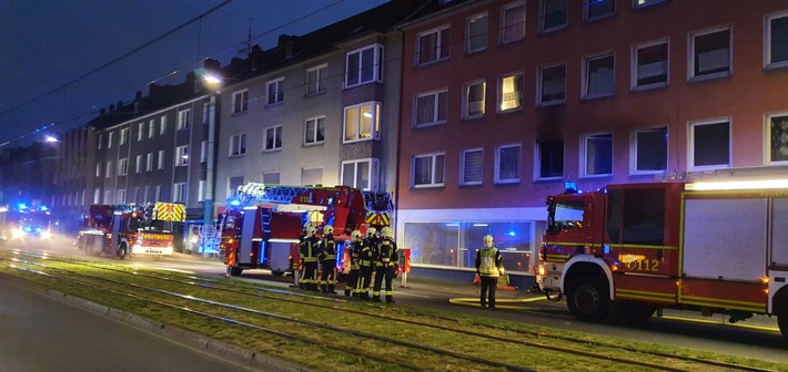 FW-GE: Küchenbrand in Schalke-Nord / Vorbeifahrende Streifenwagenbesatzung bemerkt Feuer im 1. Obergeschoss eines Mehrfamilienhauses an der Kurt-Schumacher-Straße