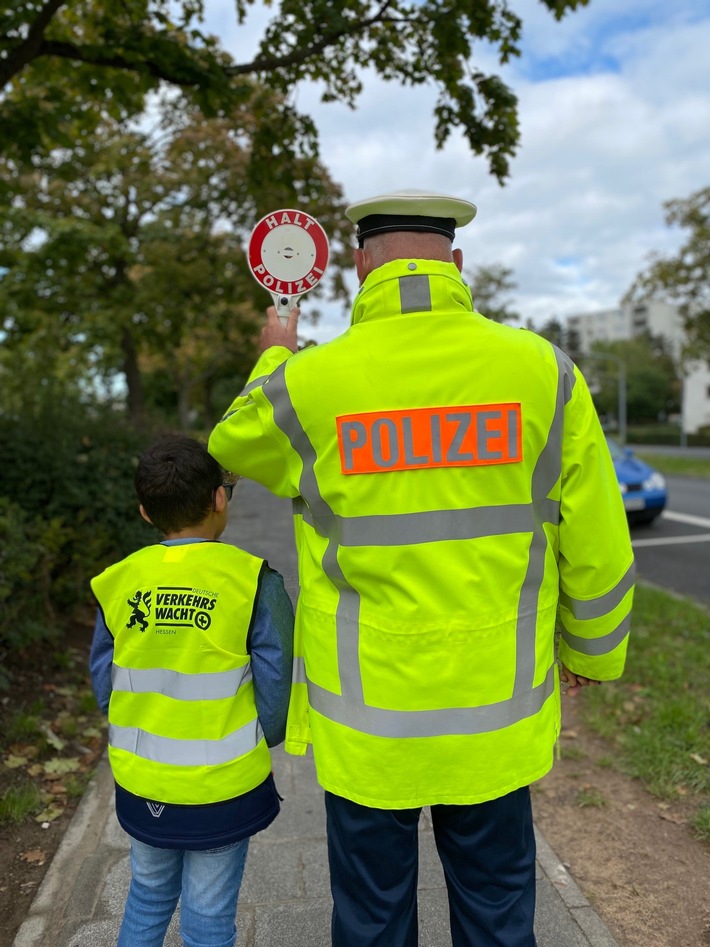 POL-OF: Blitz für Kids: Schüler verteilen hauptsächlich grüne Karten; Wohnungsinserat vorgetäuscht: Räuber gehen leer aus; Wer sah den Zusammenstoß in der Bahnunterführung? und mehr