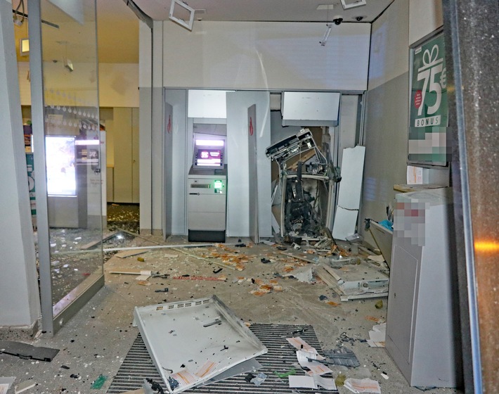 POL-ME: Geldautomat gesprengt - Täter flüchteten in schwarzem Auto - Velbert - 2305044