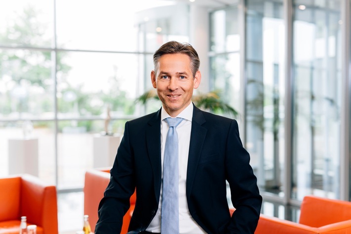 Norbert Rotter, Vorstandsvorsitzender der itelligence AG: "itelligence befindet sich im laufenden Geschäftsjahr weiter auf Wachstumskurs, jedoch konnten die hohen Lizenzumsätze des Vorjahreshalbjahrs nicht erreicht werden. Besonders erfreulich entwickelten sich weiterhin die Cloud-Umsätze. Der Erwerb der Sybit GmbH im zweiten Quartal hat für uns eine hohe strategische Bedeutung. itelligence expandiert im Markt für Kundenmanagement- und E-Commerce-Systeme." Weiterer Text über ots und www.presseportal.de/nr/24336 / Die Verwendung dieses Bildes ist für redaktionelle Zwecke honorarfrei. Veröffentlichung bitte unter Quellenangabe: "obs/itelligence AG/itelligence/ Adamski"