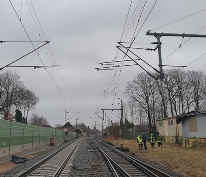 BPOL-FL: Owschlag/Friedrichstadt/Sörup - Sturm: Bäume und Dachpappen im Gleis