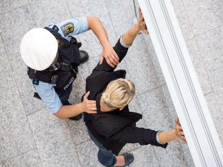 BPOL NRW: Aggressiver Bahnreisender verletzt zwei Bundespolizisten - Gewahrsam