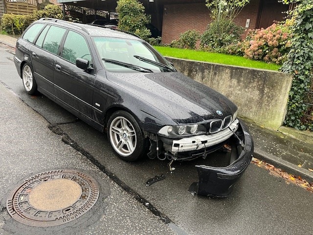 POL-KLE: Kleve- Unfallflucht- Geparkter 5er BMW beschädigt