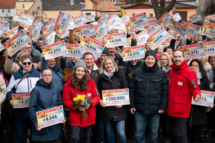 Die Gewinnergruppe in Mellingen feiert ihr Glück zusammen mit Julia Krüger, Bürgermeister Eberhard Hildebrandt und Felix Uhlig. / Weiterer Text über ots und www.presseportal.de/nr/41583 / Die Verwendung dieses Bildes für redaktionelle Zwecke ist unter Beachtung aller mitgeteilten Nutzungsbedingungen zulässig und dann auch honorarfrei. Veröffentlichung ausschließlich mit Bildrechte-Hinweis.