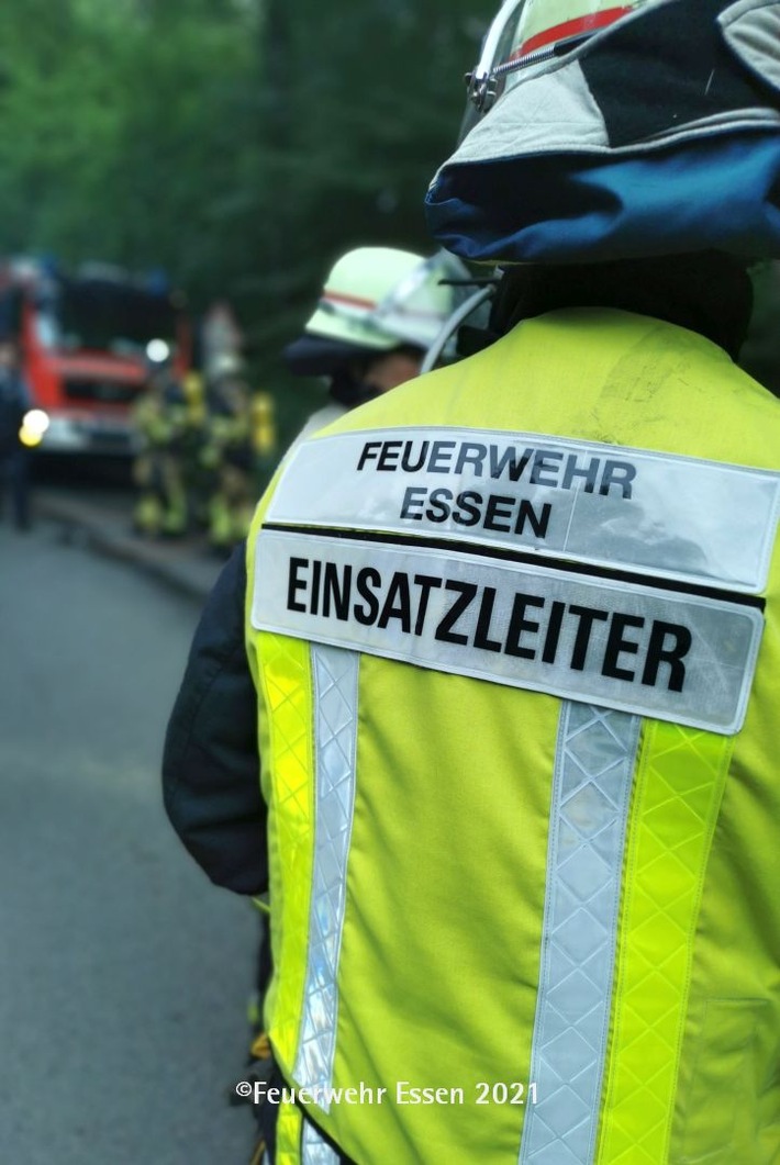 FW-E: Sperrmüllbrand in einer Lagerhalle-keine Verletzten