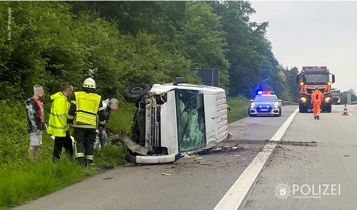 POL-PPWP: Unfall, weil Mitfahrer ins Lenkrad griff