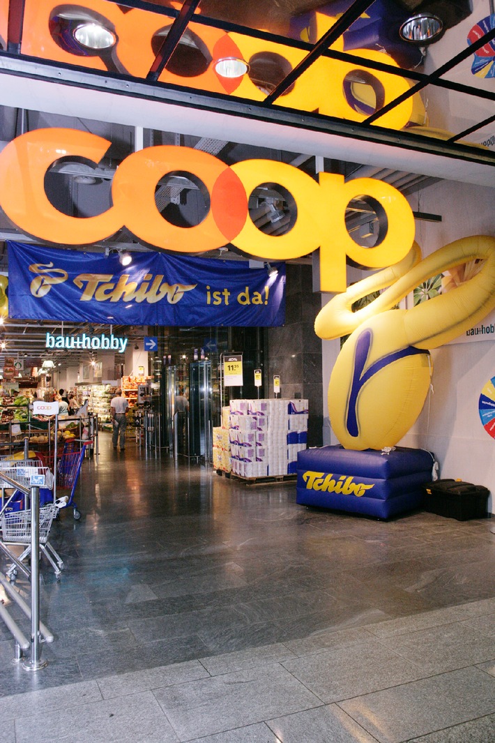 Tchibo feiert Eröffnung des 100sten Outlets bei COOP