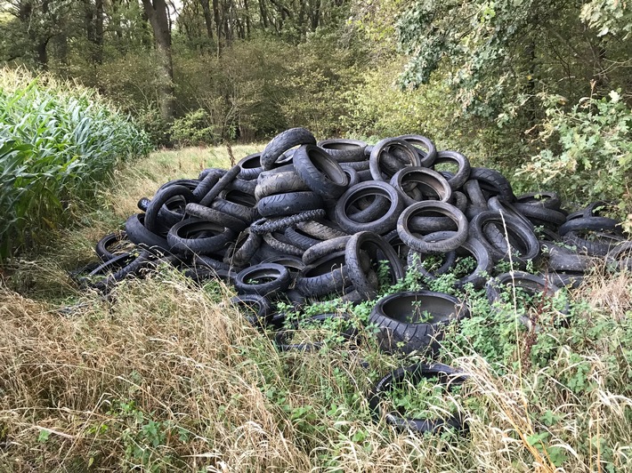 POL-UN: Abfallentsorgung von Motorradreifen	
-ca. 250 Motorradreifen im Wald entsorgt-