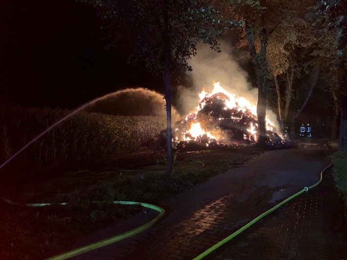 FW-GE: Strohballenbrand auf der Böningstraße beschert Feuerwehr Gelsenkirchen unruhige Nacht