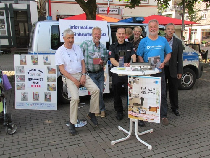 POL-HOL: "Aktionstag gegen Wohnungseinbruch" auf dem Marktplatz Polizei informiert mit Weissem Ring zum Einbruchschutz - Diebe gibt es auch im Sommer-