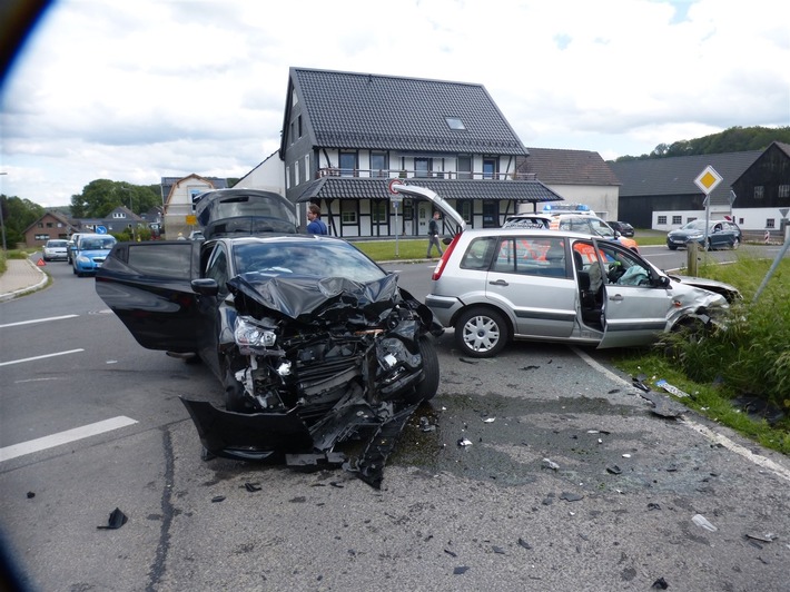 POL-GM: 080619-538 Verkehrsunfall mit Personenschaden
Drei verletzte Personen nach Kollision im Kreuzungsbereich