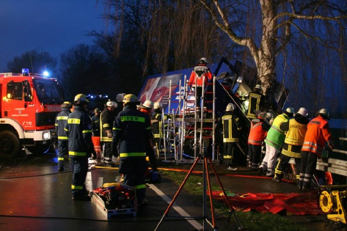 POL-HM: Sattelzug prallt gegen Baum - Fahrer schwerverletzt im Führerhaus eingeklemmt - Bundesstraße 83 stundenlang gesperrt