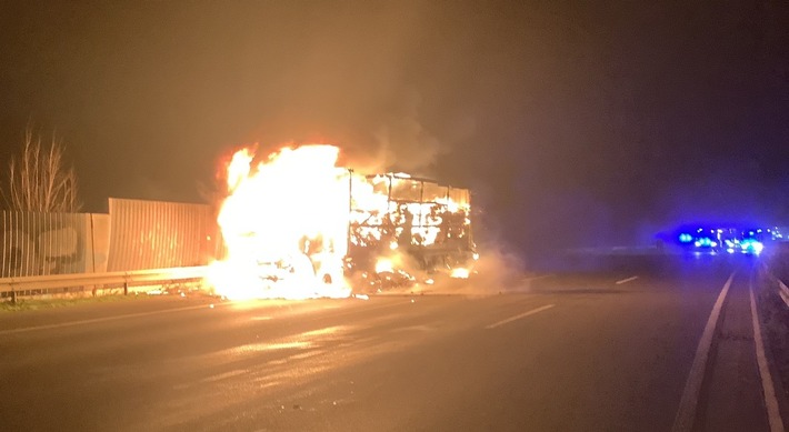 FW-GE: LKW-Brand auf der A2 bei Gelsenkirchen