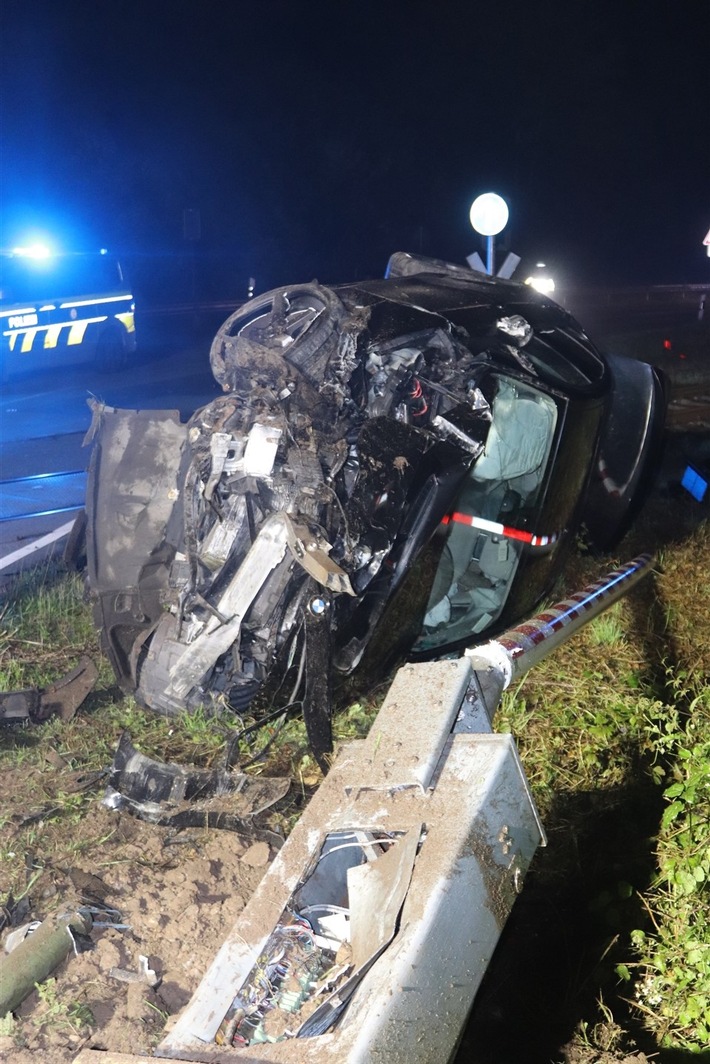 POL-HX: Pkw kommt von der Fahrbahn ab - zwei Personen leicht verletzt