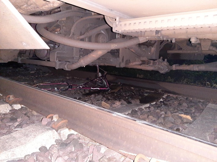 BPOL-KI: Zug kollidiert mit Fahrrad und wird erheblich beschädigt. Bundespolizei sucht Zeugen