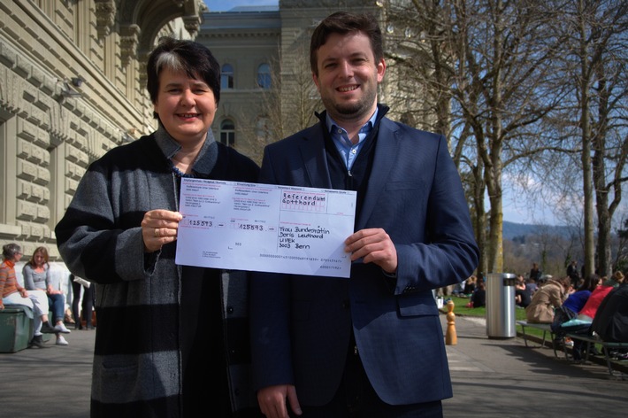 Ein Referendum ist nicht gratis - der Verein «Nein zur 2. Gotthardröhre» stellt Rechnung an Doris Leuthard