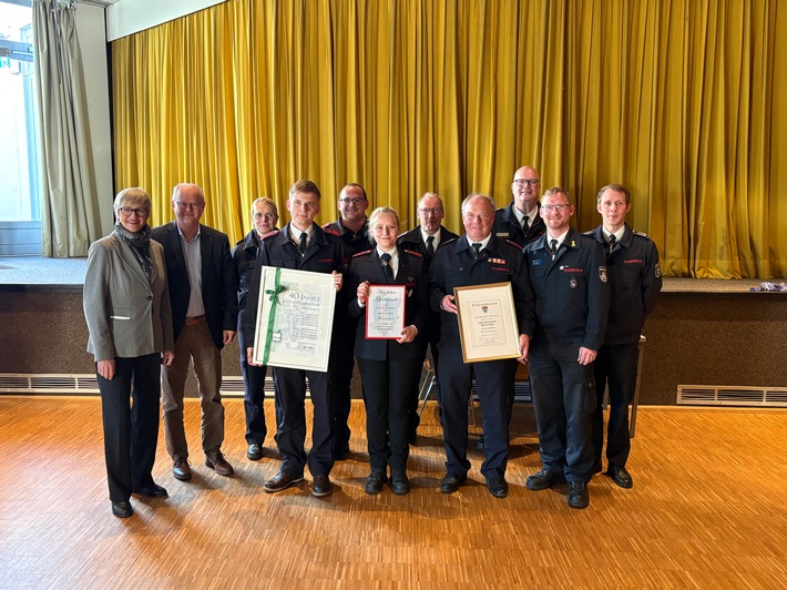 FW Beverungen: 130 Jahre Jugendarbeit der Feuerwehr Beverungen: Dreifach-Jubiläum mit Leistungsabnahme am Schulzentrum