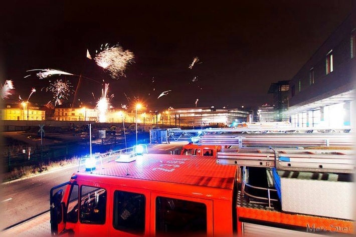 FW-MH: Silvesterbilanz. Einige schwere Verletzungen durch Pyrotechnik. 103 Einsätze für die Feuerwehr Mülheim.