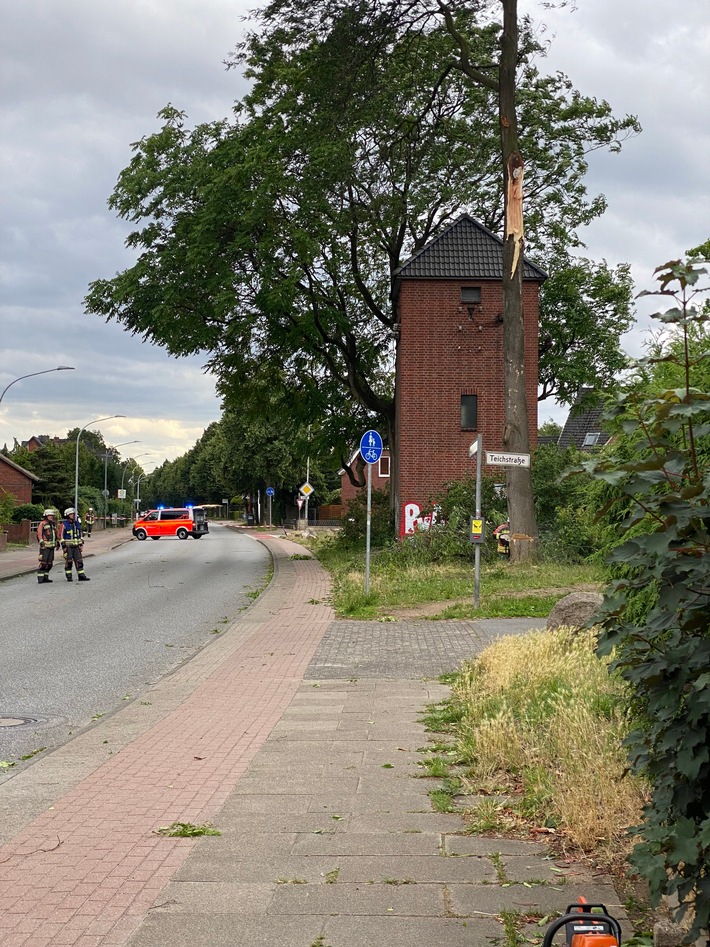 FW Norderstedt: Sturmtief "Poly" - Bilanz der Feuerwehr Norderstedt I 15:00 - 19:30 Uhr