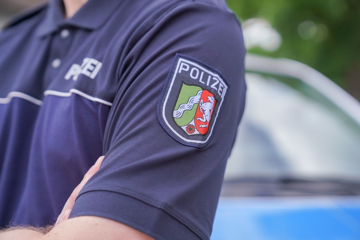 POL-LZPD: LZPD NRW übergibt neue &quot;Heimtrikots&quot; an Einsatzkräfte - Polizistinnen und Polizisten in neuem Outfit auf Streife