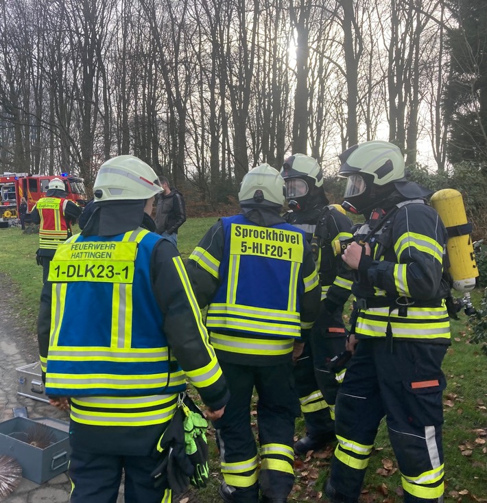 FW-EN: Gemeldeter Dachstuhlbrand entpuppte sich als umfangreicher Kaminbrand - Feuerwehr Hattingen war mehrere Stunden im Einsatz