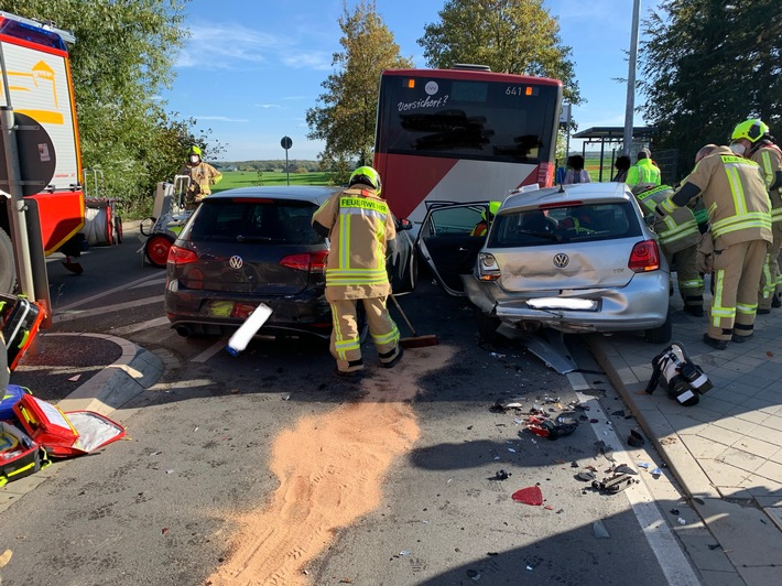 FW-Stolberg: Schwerer Unfall - vier beteiligte Fahrzeuge / zeitgleich mehrere Einsätze