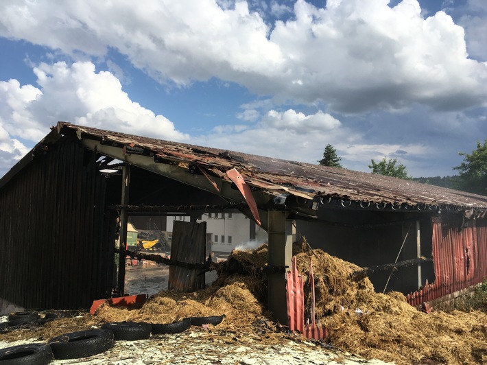 KFV-CW: Schnelles Eingreifen der Feuerwehr rettet Lagerhalle in Beihingen - Zwei Verletzte - 75 Feuerwehrkräfte im Einsatz