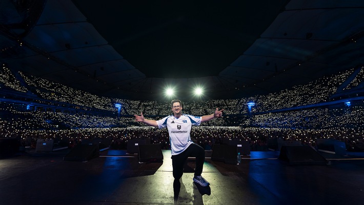 Da lacht das volle Volksparkstadion und ProSieben lacht mit! Bei Chris Talls Soloprogramm "LAUGH STORIES"