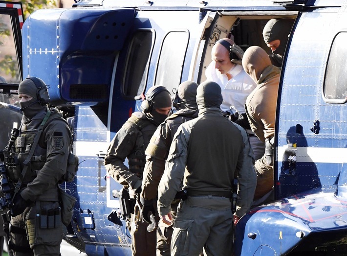 Erster Platz in der Kategorie News bei den dpa-Bildern des Jahres 2019 von Uli Deck: Stephan B., der Attentäter von Halle, wird von Polizisten aus einem Hubschrauber gebracht. Bild darf nur in Zusammenhang mit einer Berichterstattung über die dpa-Bilder des Jahres 2019 honorarfrei genutzt werden. Weiterer Text über ots und www.presseportal.de/nr/8218 / Die Verwendung dieses Bildes ist für redaktionelle Zwecke honorarfrei. Veröffentlichung bitte unter Quellenangabe: "obs/dpa Deutsche Presse-Agentur GmbH/Uli Deck/dpa"