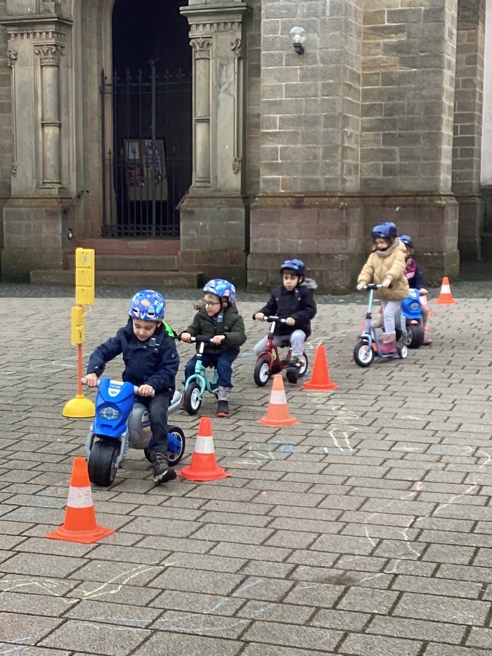 POL-PDTR: Spielend Verkehrsregeln lernen - "Tabaluga-Mobil" erstmalig im Einsatz