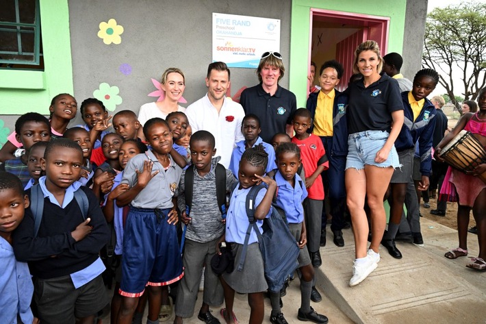 sonnenklar.TV eröffnet mit Schlagerstars Schule in Namibia