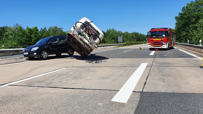 FW Bremerhaven: Verkehrsunfall mit einem Wohnwagenanhänger auf der Autobahn