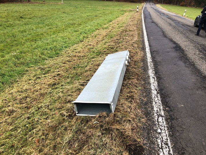 POL-PDMT: Zeugenaufruf; Hömberg: Beinahe- Unfall durch herabfallende Ladung