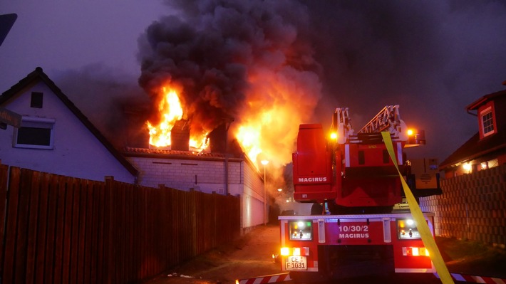 FW Celle: Wohngebäudebrand in Celle - Feuerwehr im Großeinsatz!