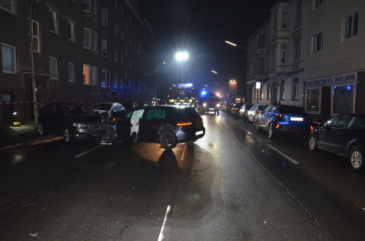 POL-WHV: Verkehrsunfall mit sieben beteiligten Fahrzeugen im Stadtgebiet Wilhelmshaven - zwei leicht verletzte Personen und hoher Sachschaden (FOTO) - Polizei beschlagnahmt den Führerschein