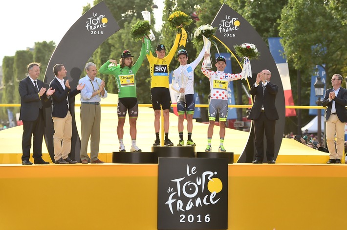 Tour de France Sieger Christopher Froome reckt SKODA Kristallglas-Trophäe gen Himmel (FOTO)