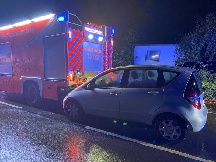 FW-GL: Einfamilienhaus im Stadtteil Bärbroich von Bergisch Gladbach durch Dachstuhlbrand schwer beschädigt