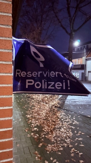 POL-OS: Bad Laer: Parkplatzschild für Einsatzwagen am Rathaus beschädigt - Polizei sucht Zeugen