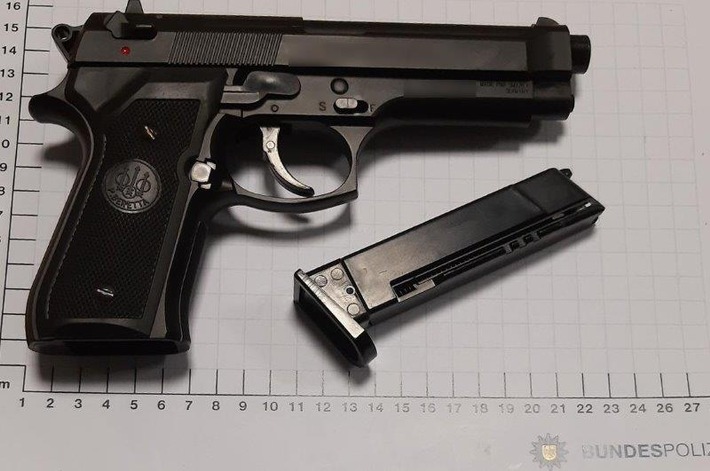 BPOL NRW: 40-Jähriger zielt mit Pistole auf Senior - Bundespolizei stellt Anscheinswaffe sicher