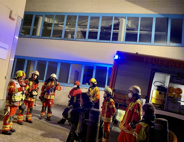 FW-Heiligenhaus: Brand in metallverarbeitenden Betrieb (Meldung 15/2021)