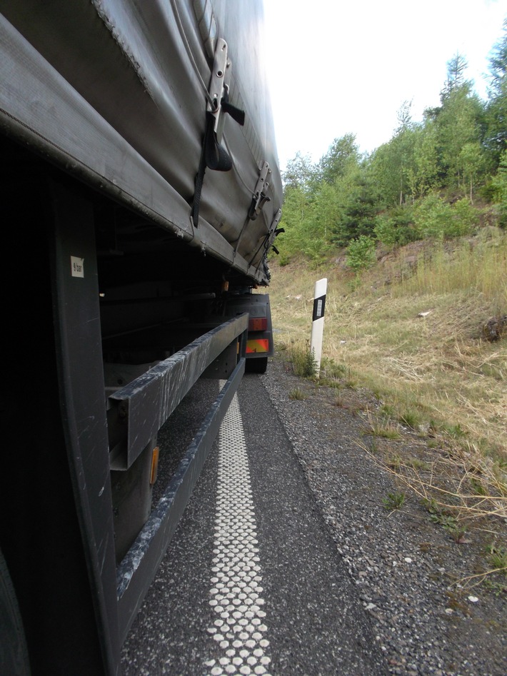 POL-KS: 72 Fässer mit Tierdärmen mangelhaft gesichert: Polizisten stoppen gefährliche Fahrt von Sattelzug