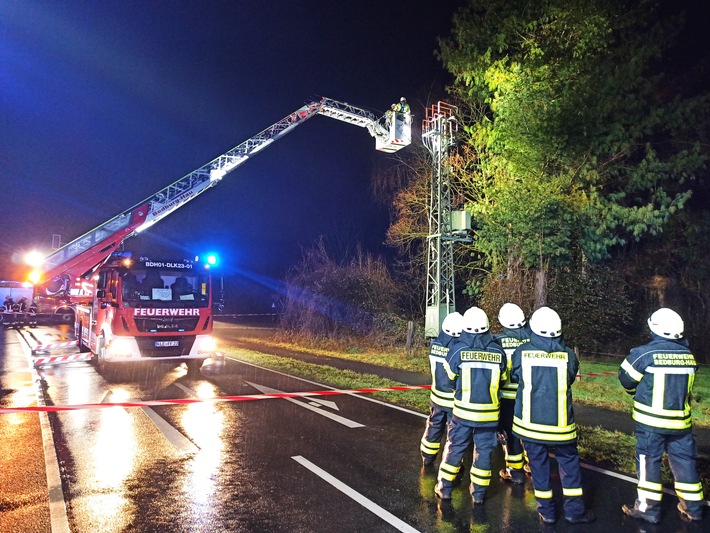 FW-KLE: Stromausfall: Brand einer Trafostation durch Feuerwerkskörper