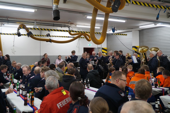 FW Wathlingen: Übergabe eines Tanklöschfahrzeuges und eines Logistikanhängers an die Ortsfeuerwehr Adelheidsdorf